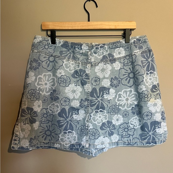 Liz Claiborne Floral Denim Skort Size 16 Petite - Picture 2 of 7